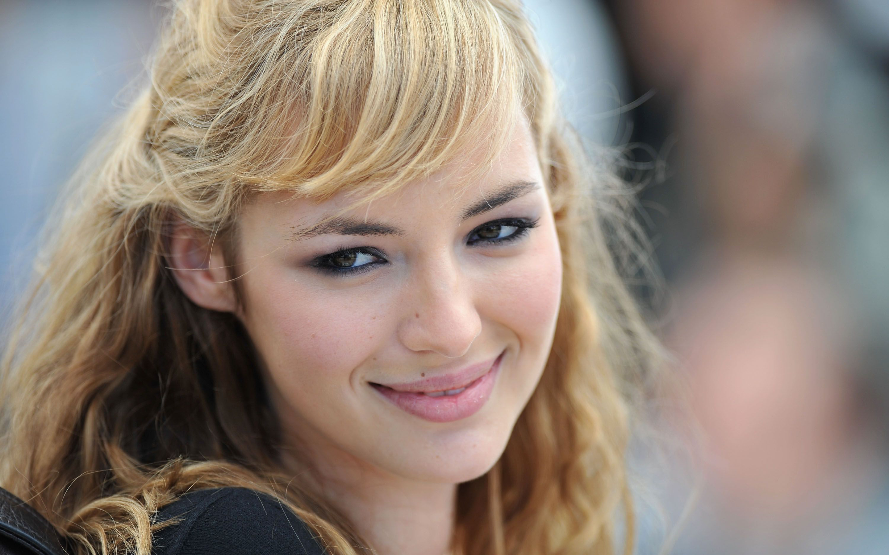 HD Quality Wallpaper | Collection: Women, 2880x1800 Louise Bourgoin
