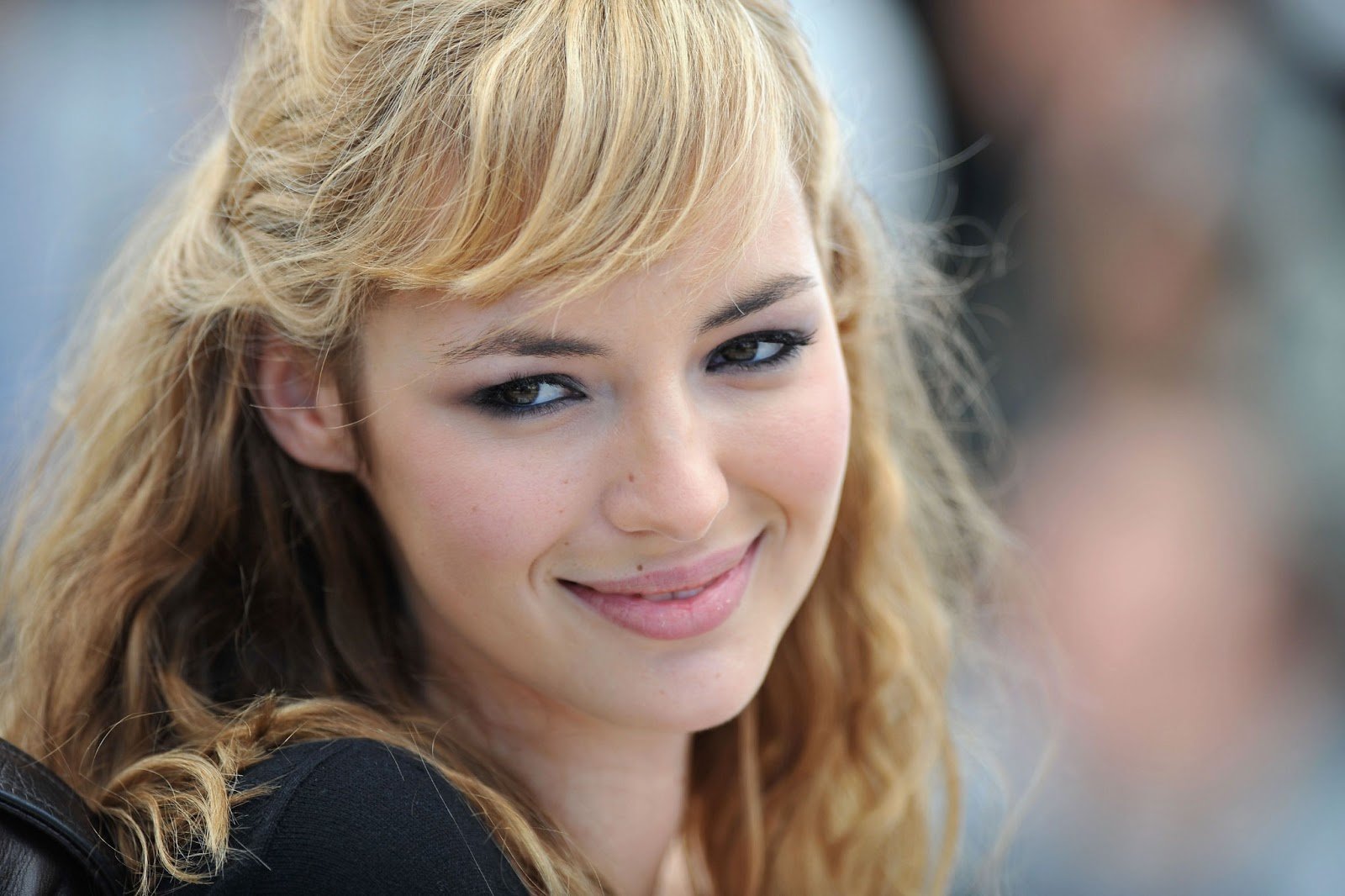 HQ Louise Bourgoin Wallpapers | File 183.79Kb