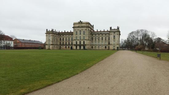 Ludwigslust Palace Backgrounds, Compatible - PC, Mobile, Gadgets| 550x309 px