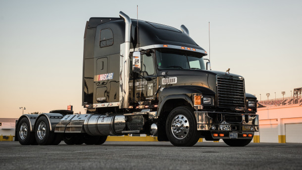 Mack Trucks Wallpapers Vehicles Hq Mack Trucks Pictures 4k Wallpapers 2019