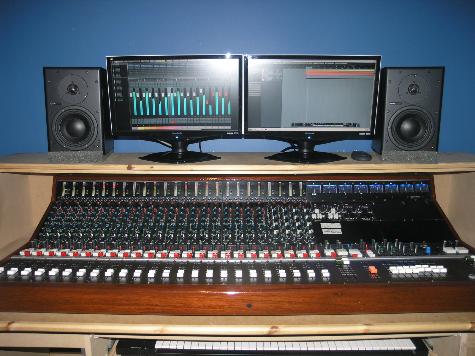 Midas Quadraphonic Studio Desk Backgrounds, Compatible - PC, Mobile, Gadgets| 1600x1200 px