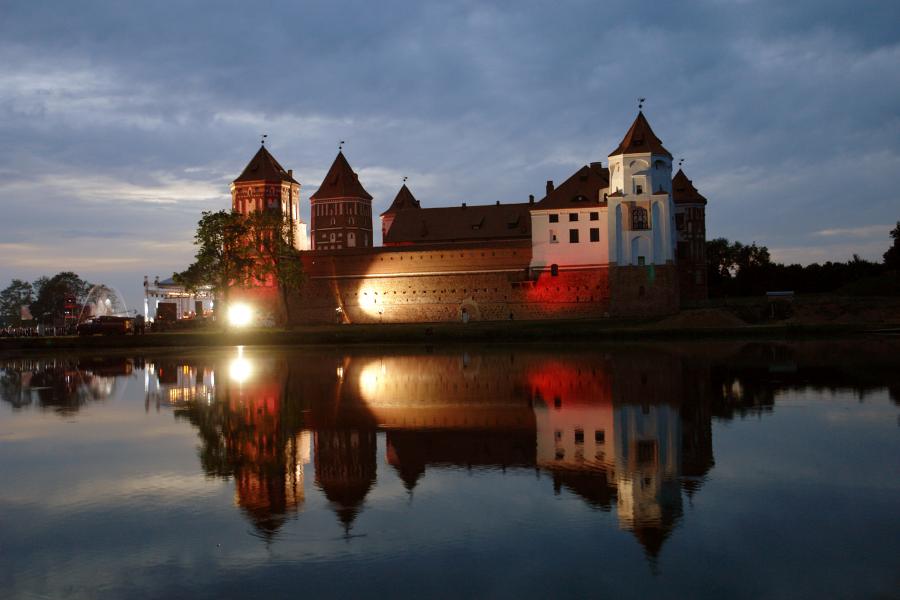 Nice wallpapers Mirsky Castle 900x600px