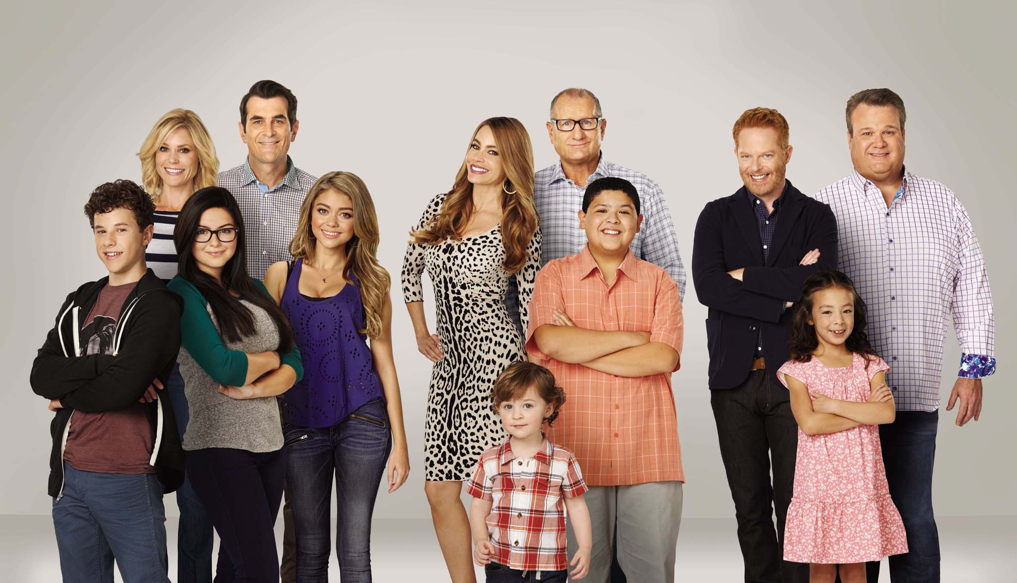 Nice wallpapers Modern Family 2048x1175px