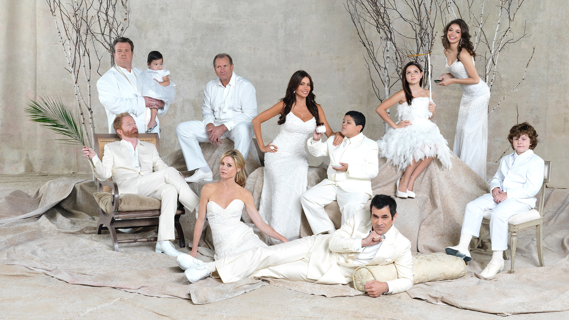 Amazing Modern Family Pictures & Backgrounds
