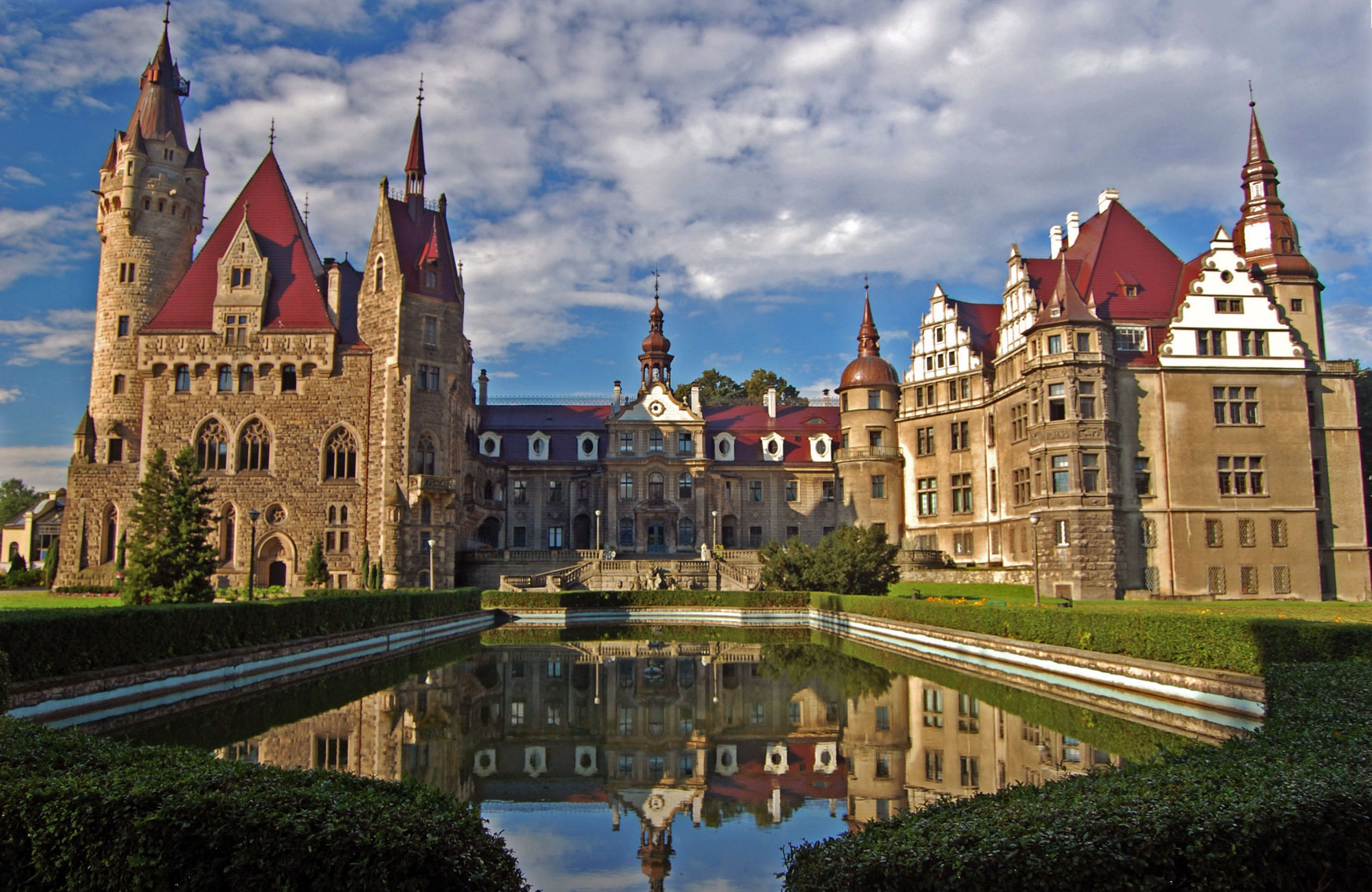 HQ Moszna Castle Wallpapers | File 794.23Kb