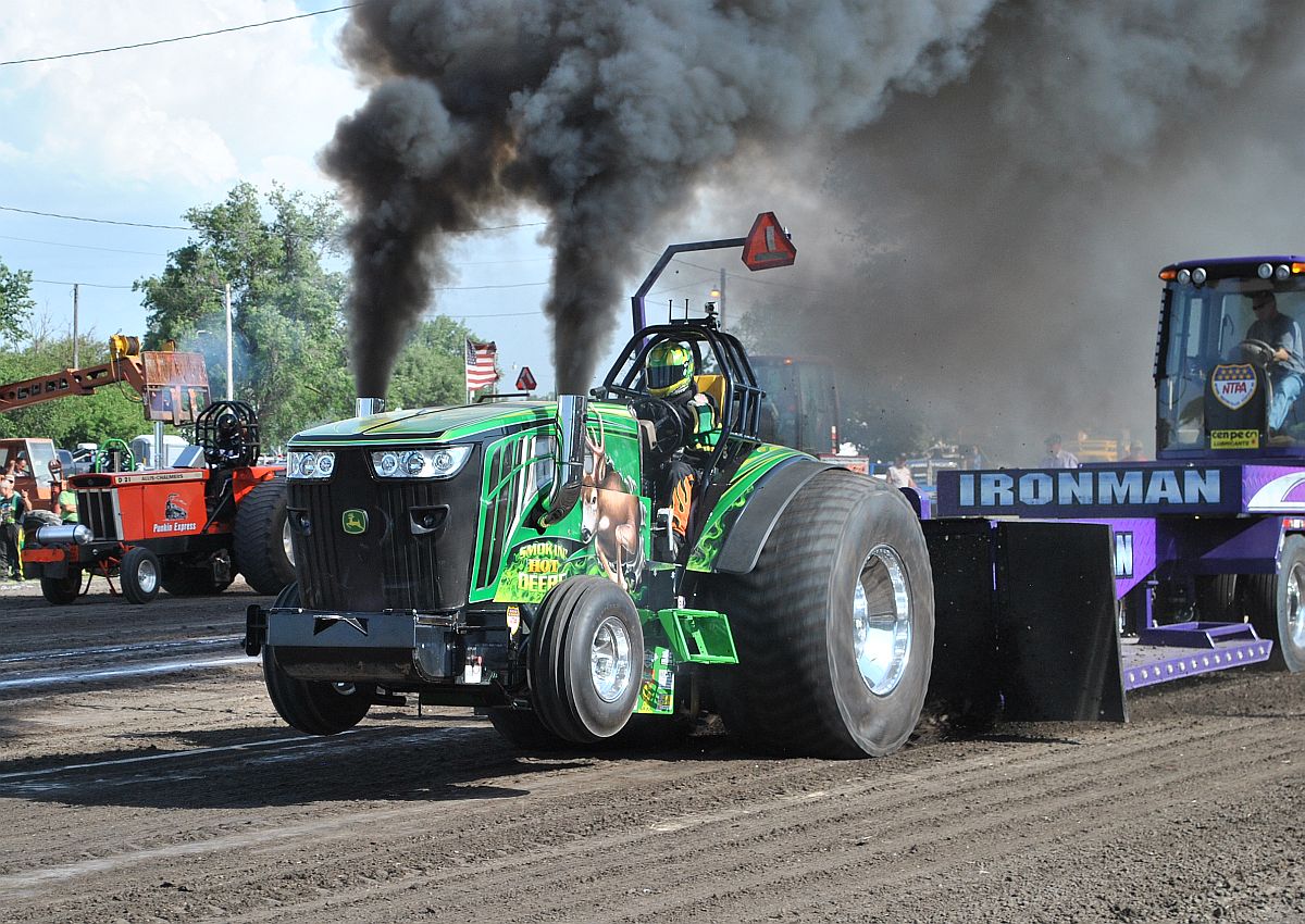 Amazing Pulling Tractor Pictures & Backgrounds