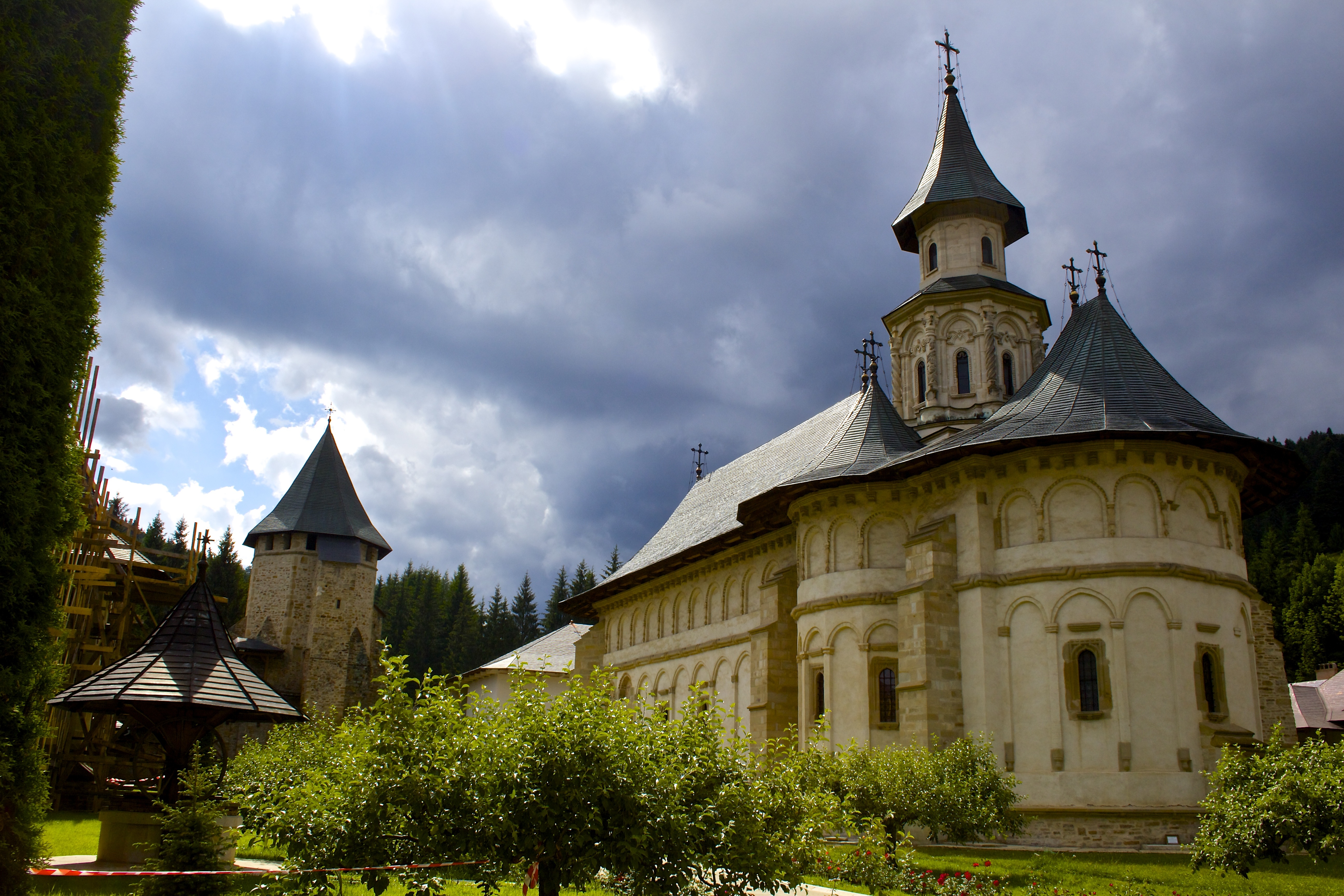 HQ Putna Monastery Wallpapers | File 3882.22Kb