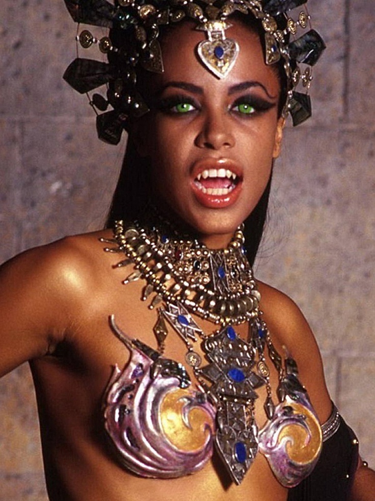 Aaliyah in Queen of the Damned (2002). 