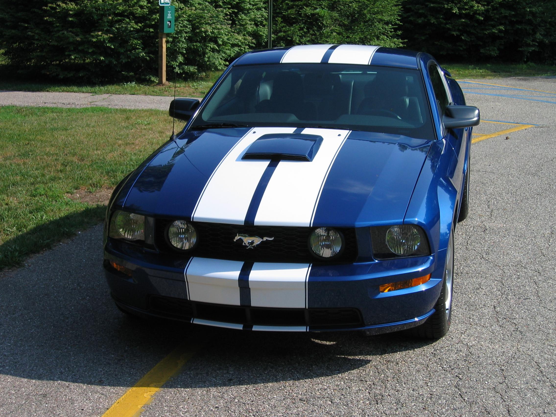 victory red paint double racing stripes car