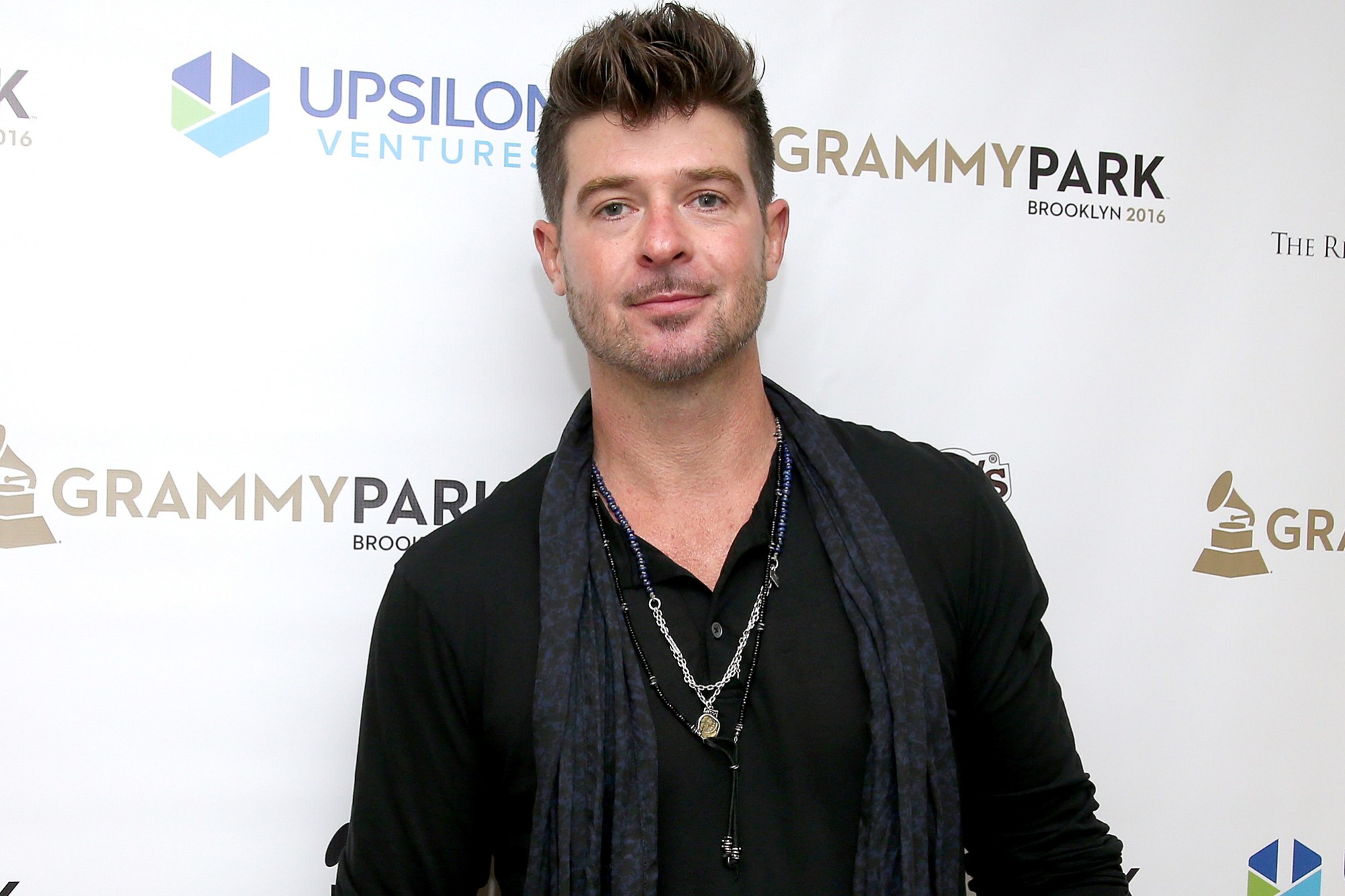 Amazing Robin Thicke Pictures & Backgrounds