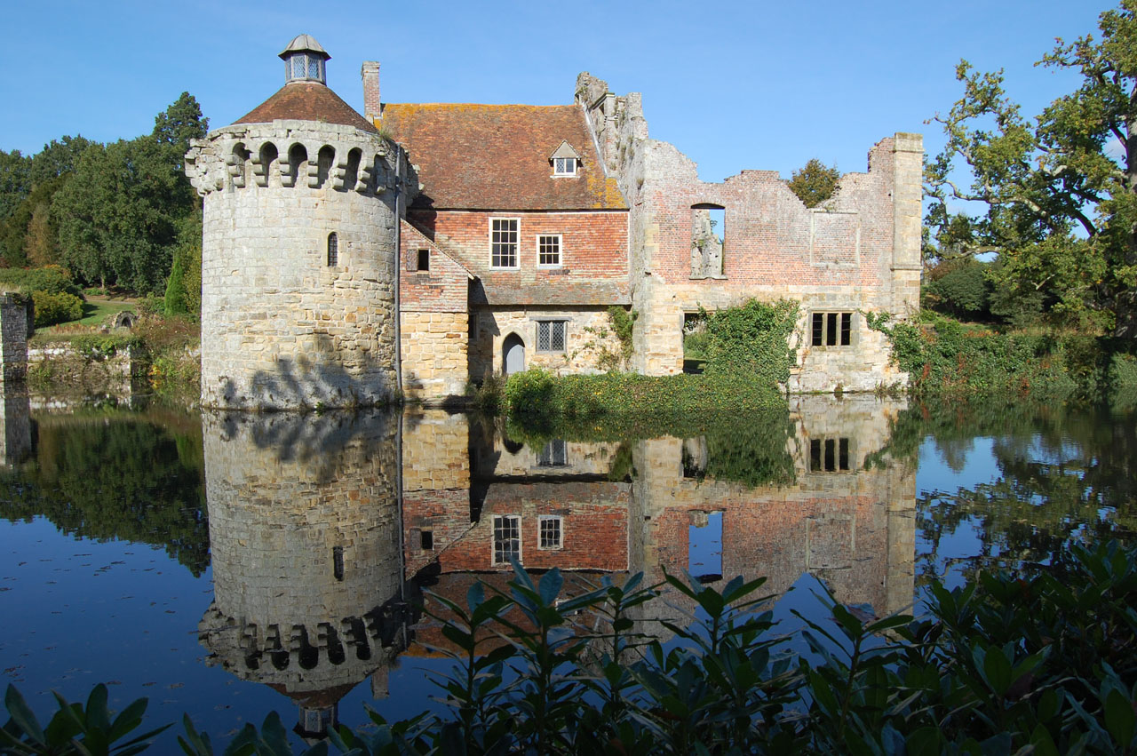 Amazing Scotney Castle Pictures & Backgrounds