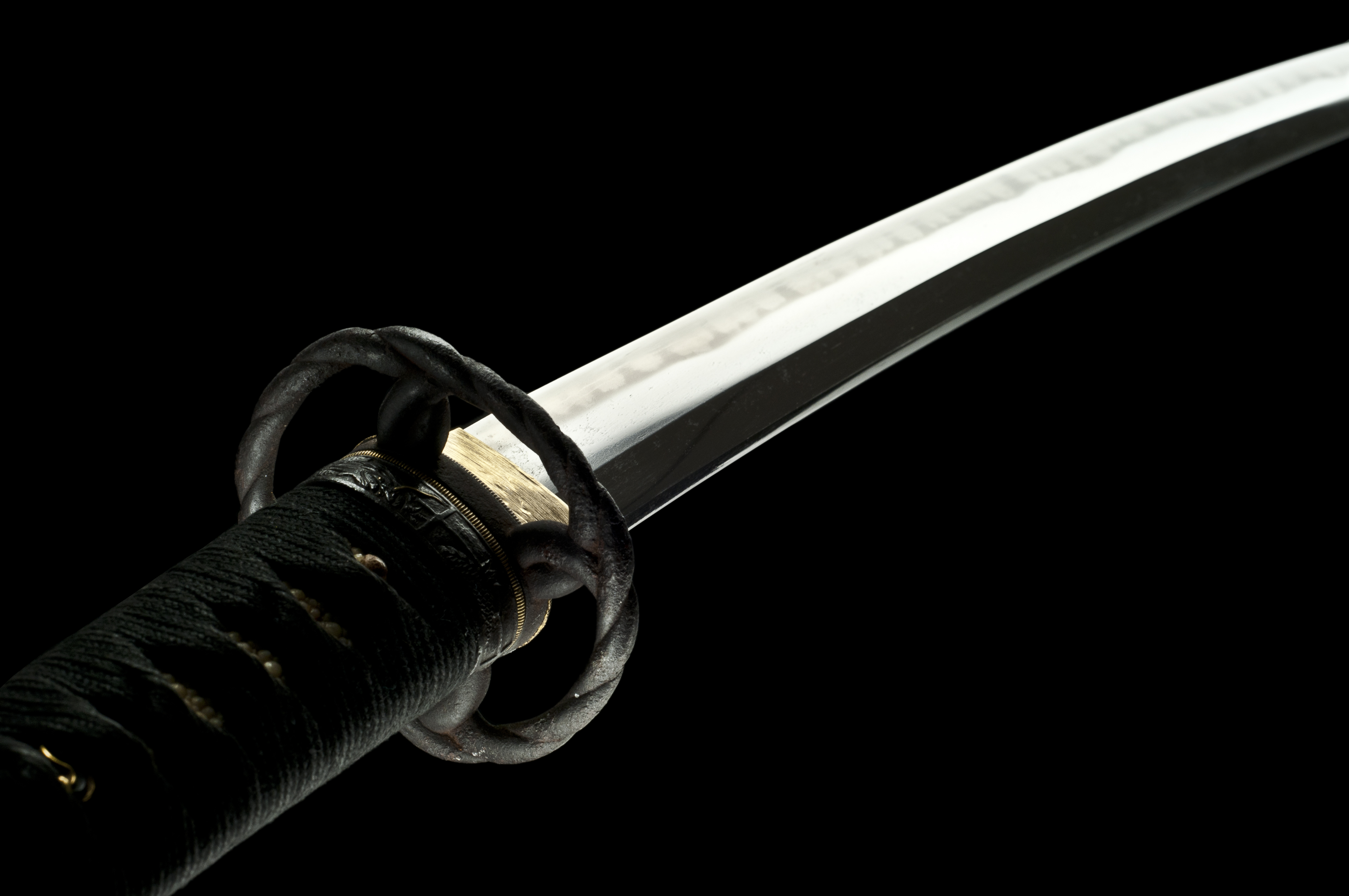 Самурайский меч на черном фоне