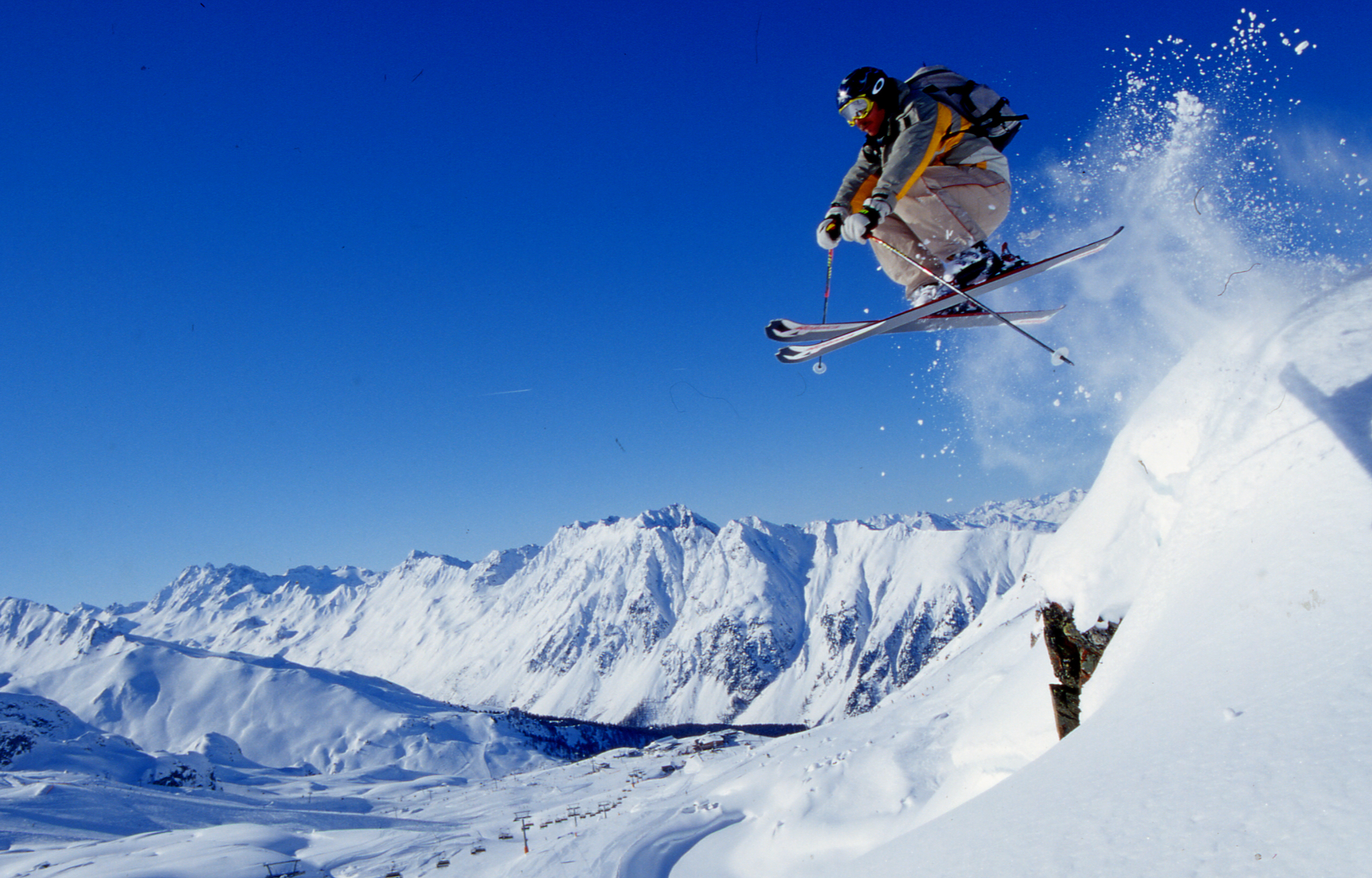 Amazing Skiing Pictures & Backgrounds