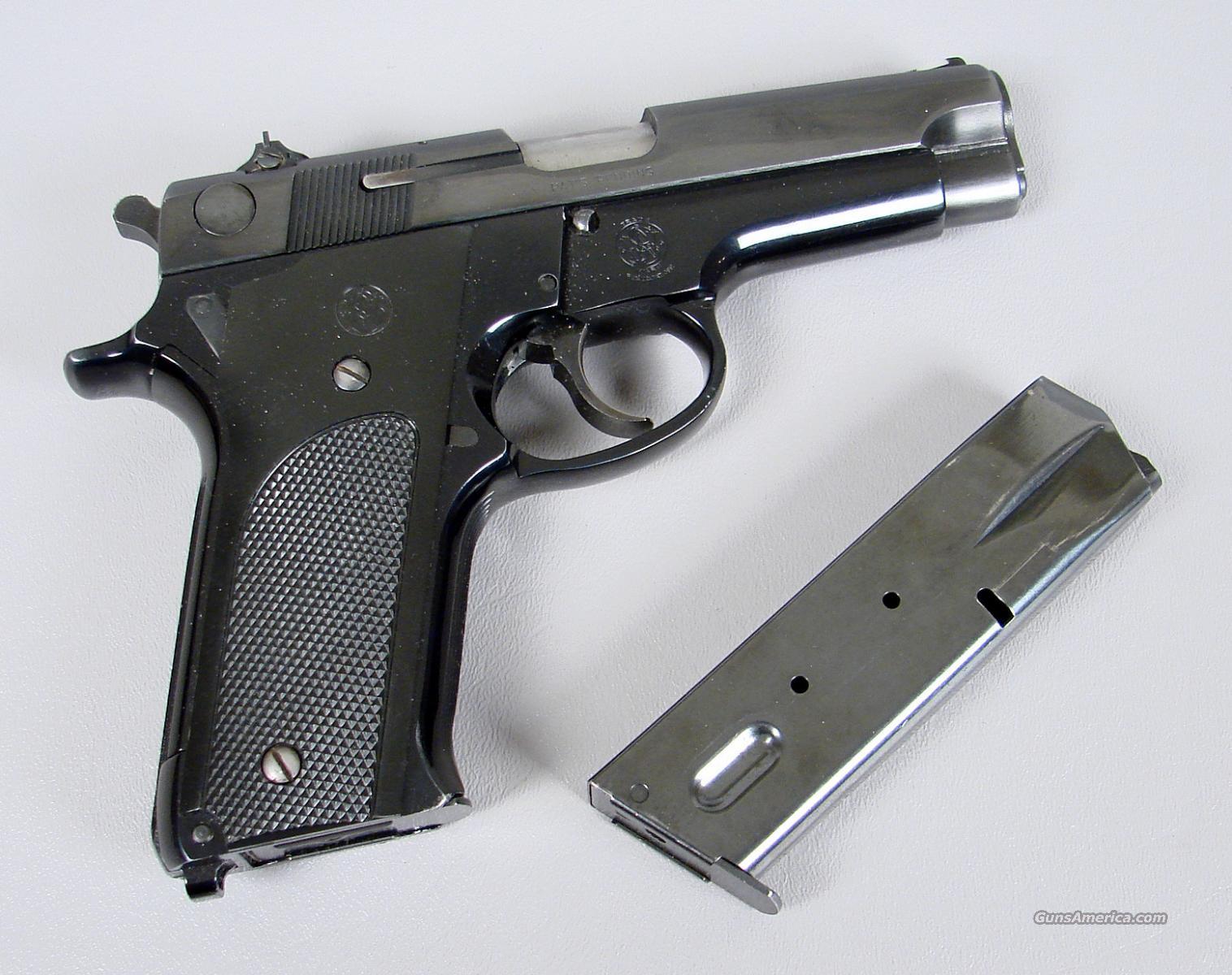Smith & Wesson Model 59 Semi Auto Pistol in 9 MM with Extra Magazine S&...