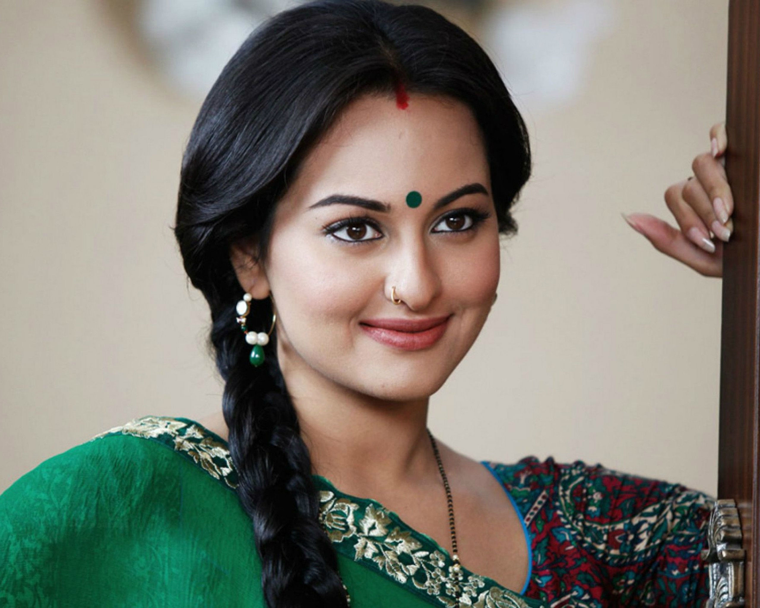 HD Quality Wallpaper | Collection: Celebrity, 2560x2048 Sonakshi Sinha