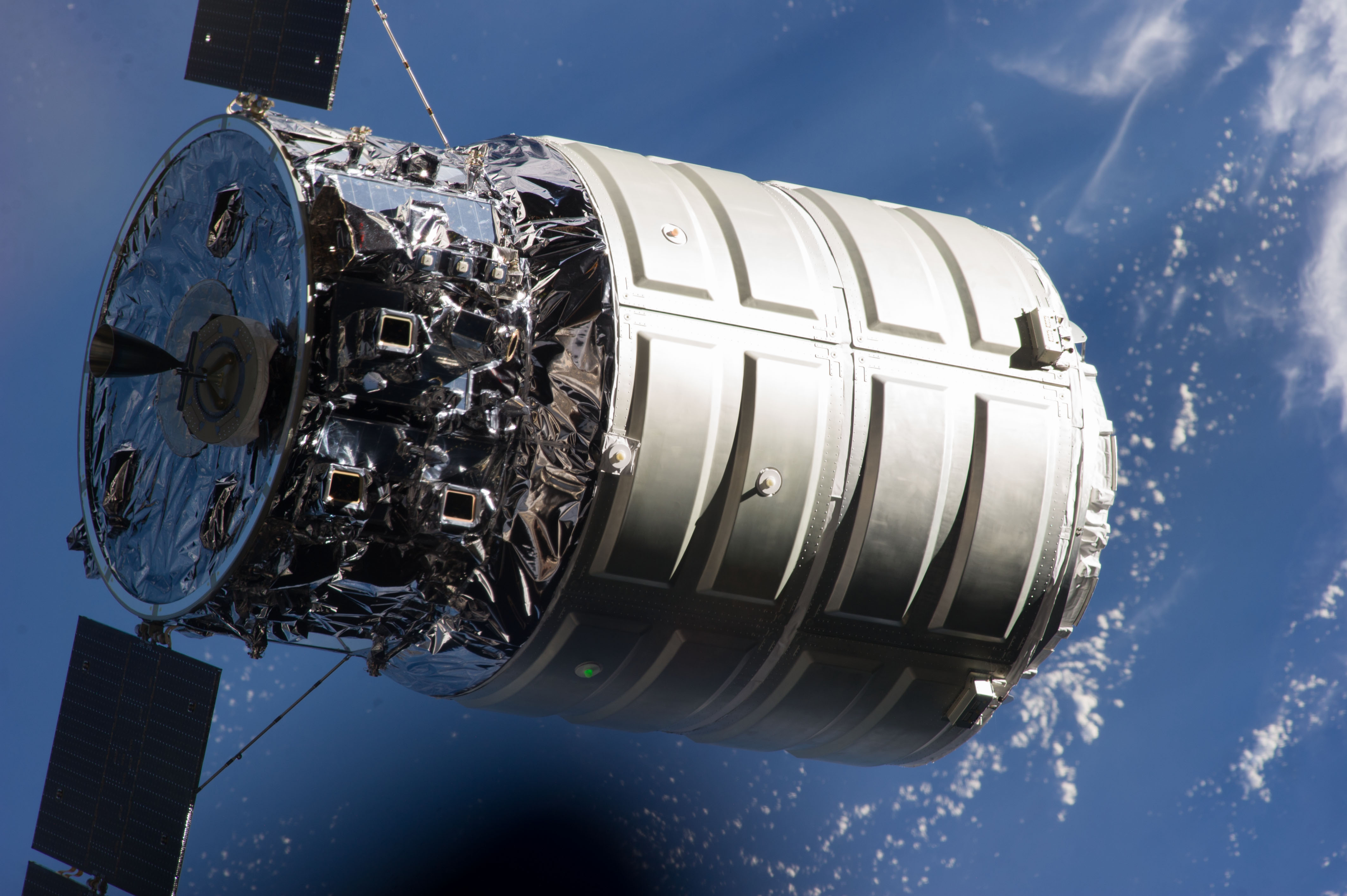 Время полного оборота мкс. Грузовой космический корабль Сигнус. Cygnus МКС. Двигатели МКС. Грузовой корабль для МКС.