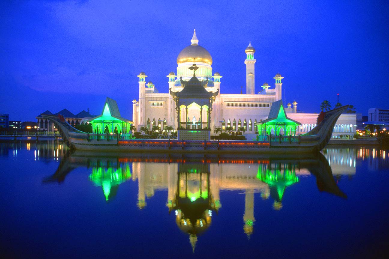 Sultan Omar Ali Saifuddin Mosque Backgrounds on Wallpapers Vista
