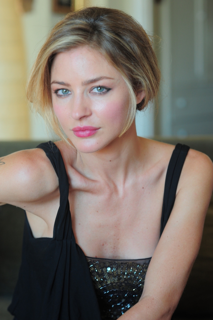Nice Images Collection: Tabrett Bethell Desktop Wallpapers
