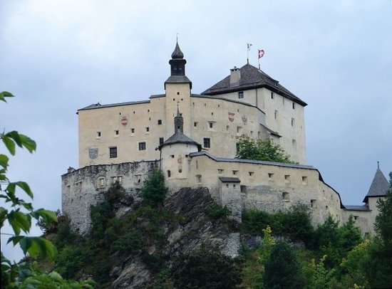HD Quality Wallpaper | Collection: Man Made, 550x406 Tarasp Castle 