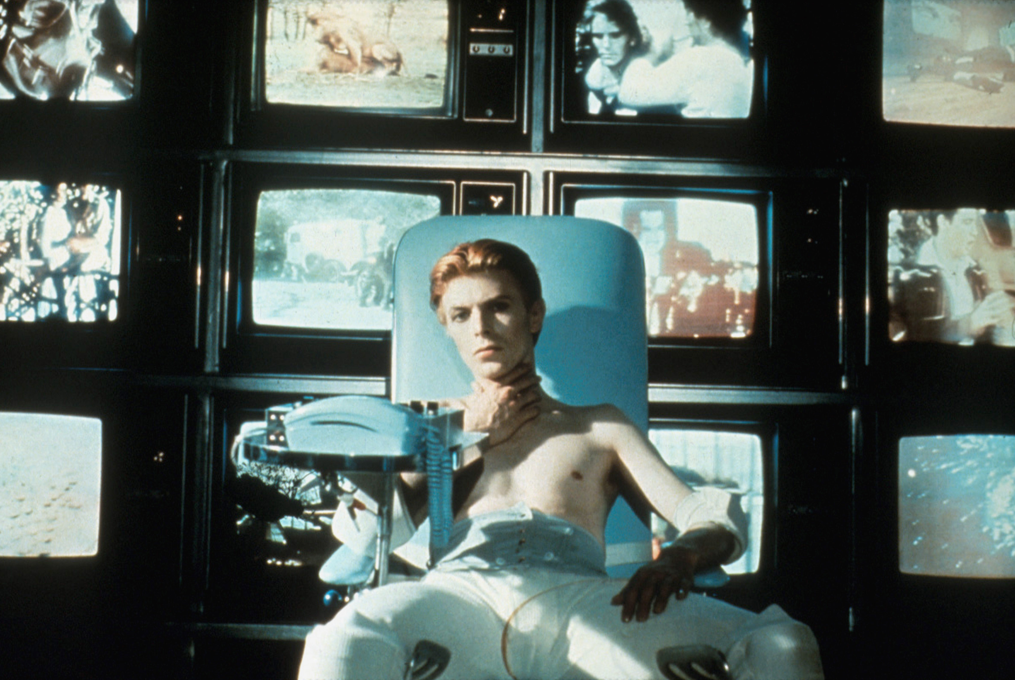 HD Quality Wallpaper | Collection: Movie, 3392x2272 The Man Who Fell To Earth