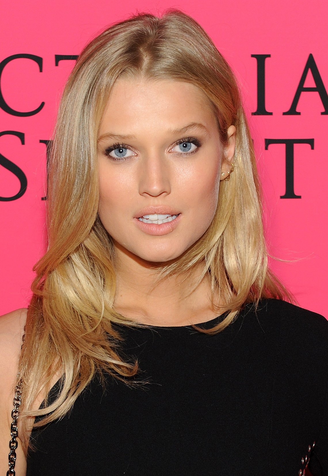 Amazing Toni Garrn Pictures & Backgrounds