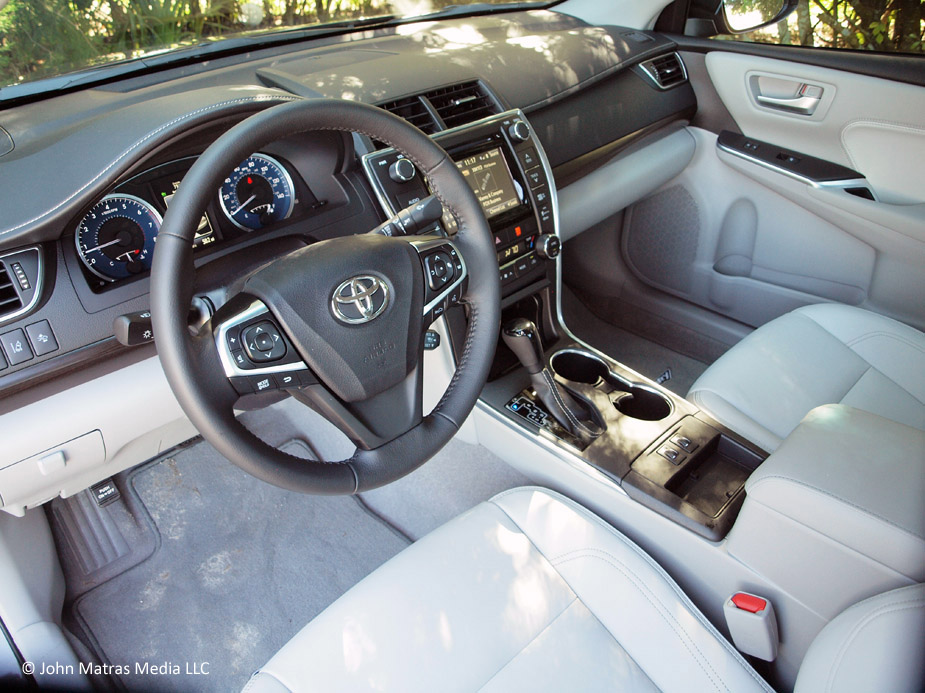 Images of Toyota Camry XLE | 925x693