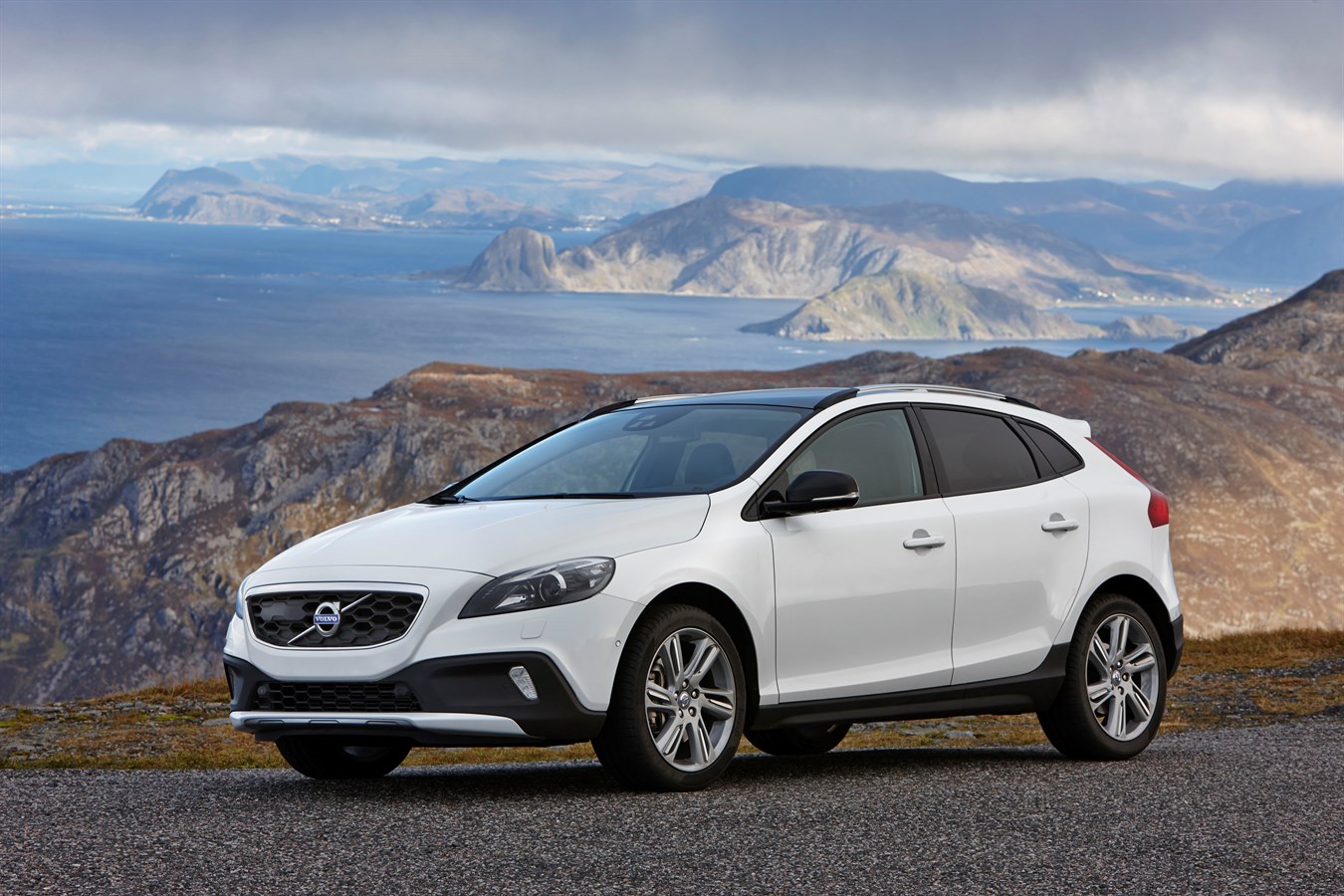 Amazing Volvo V40 Pictures & Backgrounds