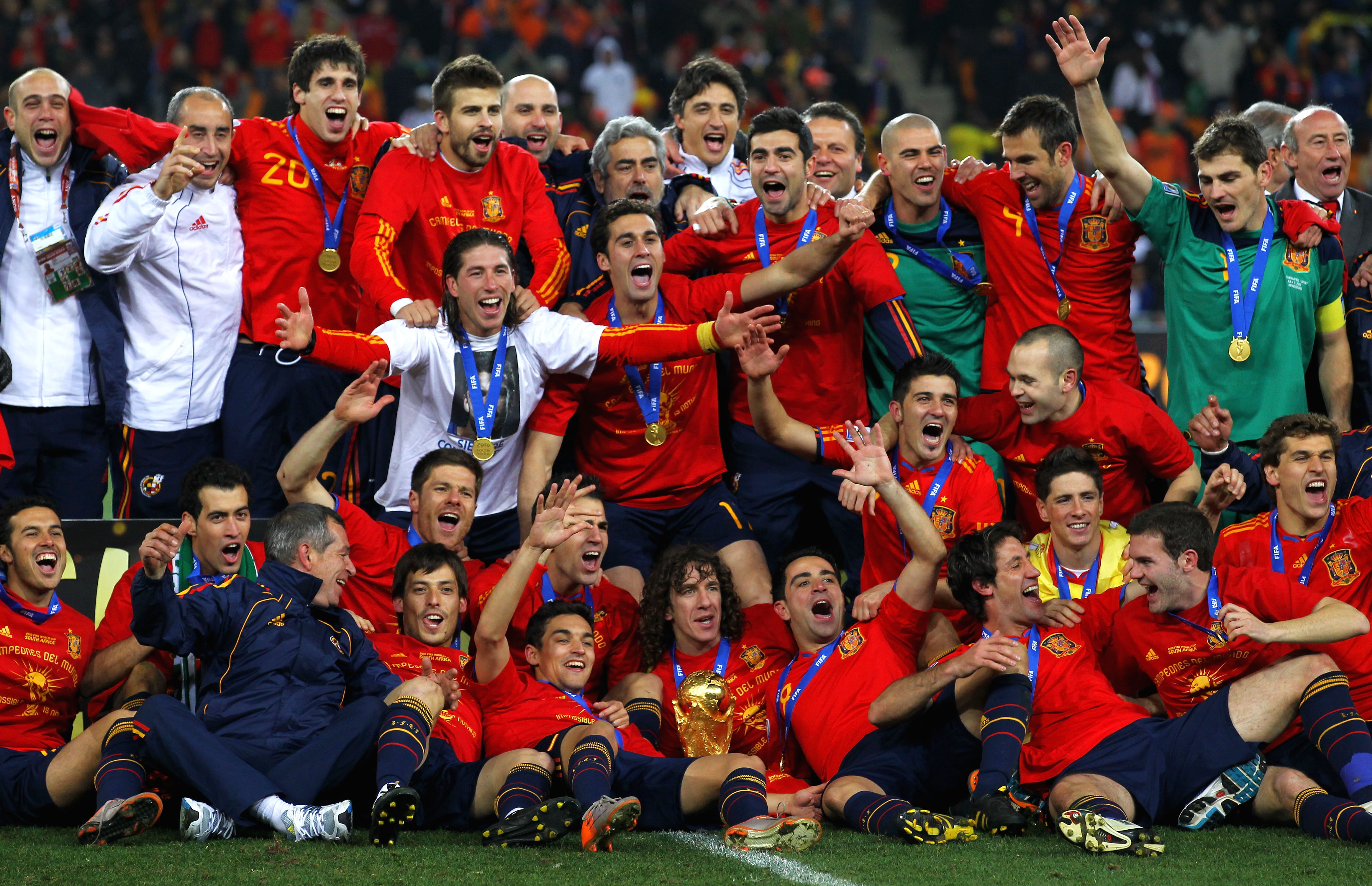 Самые сильные футбольные. Сборная команда Испания 2010. Сборная Испании на ЧМ 2010.