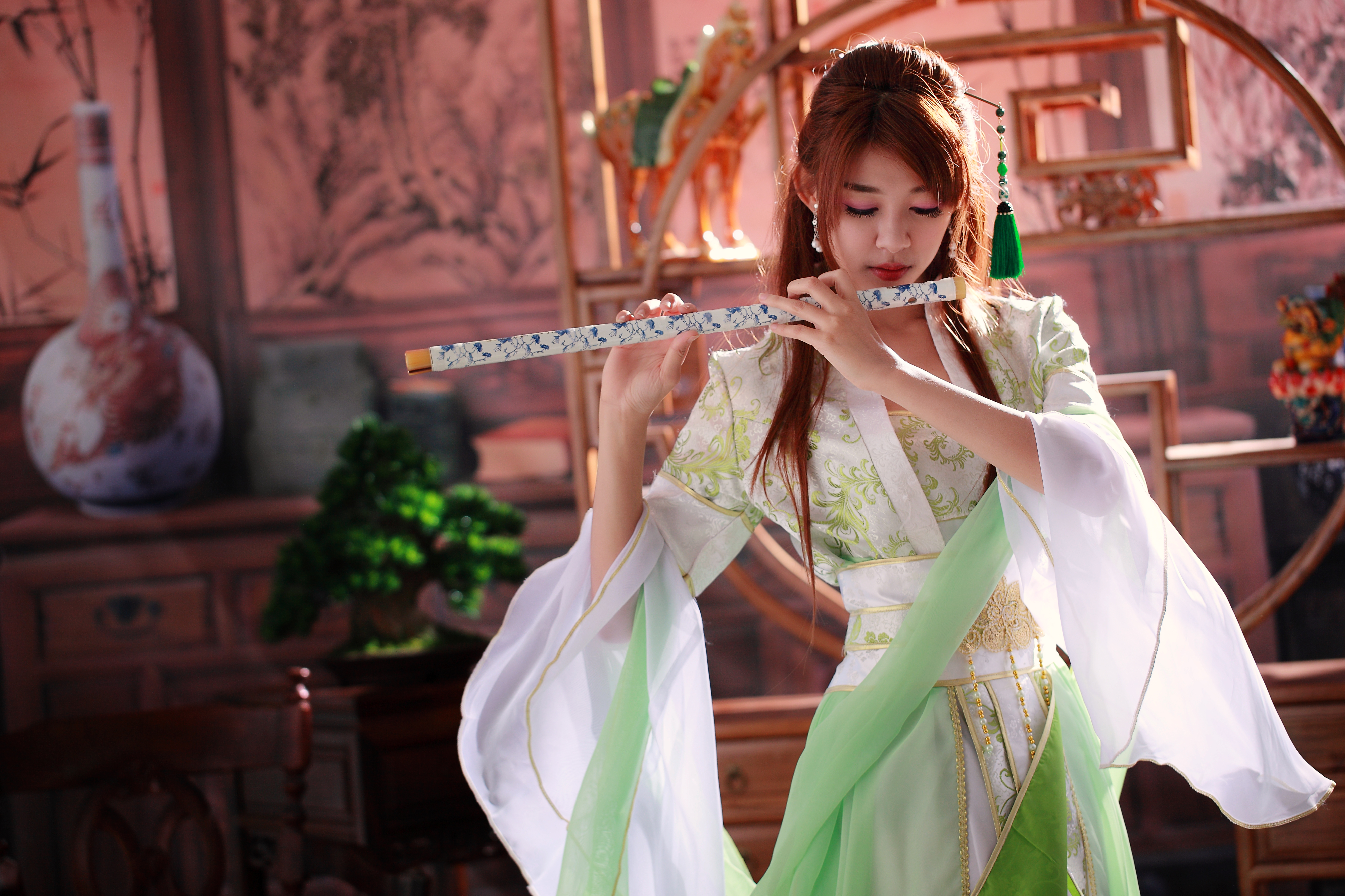 Популярная китайская музыка. Китайская бамбуковая флейта и гуцинь. Девушка с флейтой. Девушка с бамбуковой флейтой. Японка с флейтой.
